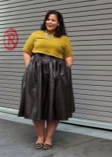 Fluffy skirt below the knee for full