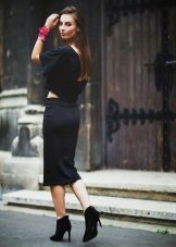 Tight skirt below the knee in combination with a wide blouse
