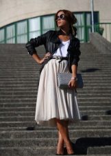Lightweight fluffy skirt below the knee in combination with a leather jacket