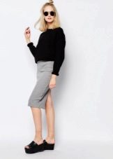 Skirt na may isang slit sa likod