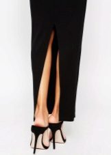 Skirt na may isang slit sa likod
