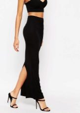 Skirt na may isang slit sa likod