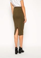 Skirt na may isang slit sa likod