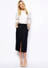 Straight skirt na may slit