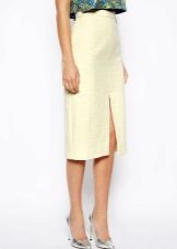 Straight skirt na may slit