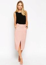 Straight skirt na may slit