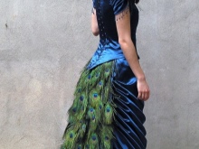 Dress sa kasal na pinalamutian ng mga feather peacock