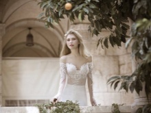 Sexy wedding dress na may binabaan na malawak na sleeves
