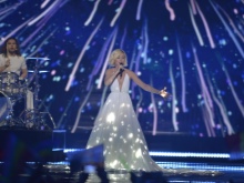 Ang makintab na damit ni Polina Gagarina sa Eurovision 2015