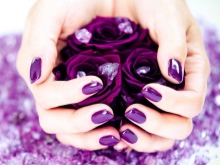 Lila manicure sa ilalim ng isang purple na damit