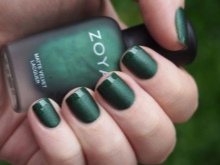 Emerald manicure sa ilalim ng emerald dress