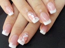 French manicure sa ilalim ng emerald dress
