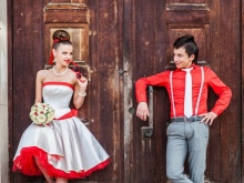 White and red wedding dress para sa isang kasal na may temang
