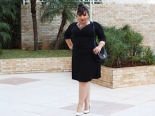 Naka-istilong damit na may isang tatlong-quarter manggas para sa isang buong babae ng maikling tangkad