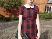 Maikling damit na pula at asul na tartan (tartan) na may isang puting kwelyo