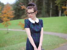 Damit sa isang asul-berde tartan (tartan) na may isang puting kwelyo