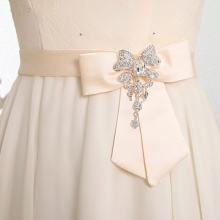 Bow at accessories para sa isang damit-pangkasal