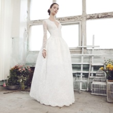 Maganda ang damit ng kasal na may malalim na neckline