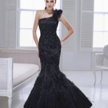 Gabi na itim na damit sirena sa isang balikat