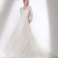 Kasal damit mula sa koleksyon ng 2015 sa pamamagitan ng Elie Saab ng puntas