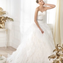 Isang damit sa kasal na may sinturon mula sa koleksyon ng DREAMS ni Pronovias