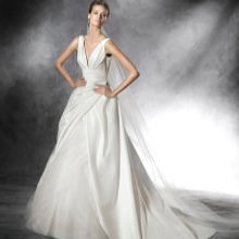 Kasal damit na may malalim neckline sa pamamagitan ng Pronovias