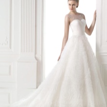 Napakaganda ng damit ng kasal na may mga perlas mula sa Pronovias
