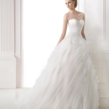 Layered Wedding Dress sa pamamagitan ng Pronovias