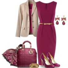 Beige accessories para sa crimson dress