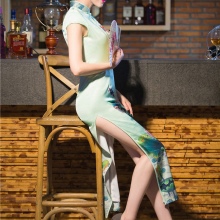 Cheongsam dress na may slit