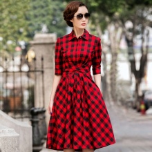 Red dress sa isang hawla na may malambot na palda