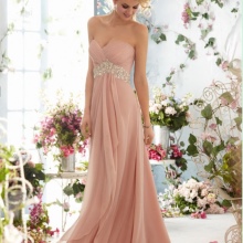 Imperyo ng estilo ng damit na pink