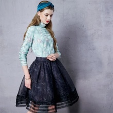 itim na midi skirt na ginawa mula sa ilang mga uri ng tela