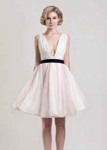 Gupitin ang malalim na short wedding dress