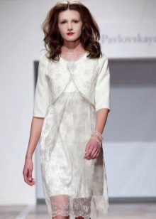 Short lace wedding dress na may bolero