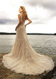 Beach wedding dress na may isang mahabang tren