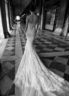 Wedding dress Inbal Dror na may tren