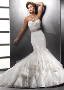 Mermaid wedding dress na may horizontal flounces