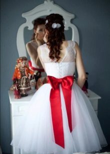 Red bow para sa isang maikling damit-pangkasal