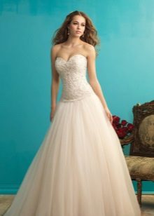 A-line wedding dress na may openwork sa itaas