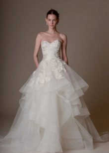 Ang maringal na damit ni Marchesa ay kahanga-hanga