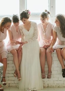 Provence-style wedding dress na may makita-through long sleeves