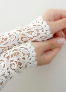 Mga guwantes na yari sa openwork para sa damit-pangkasal