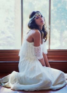 Boho wedding dress na may mga elemento ng puntas