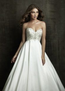 Dress sa kasal para sa mga buntis na kababaihan na may bukas na balikat