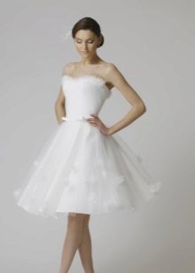A-line wedding dress na may buong palda