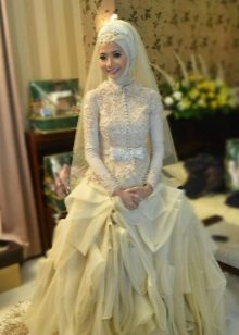 Muslim damit-pangkasal na may malambot na palda