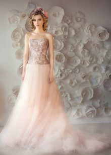 Peach wedding dress ni Natasha Bovykina