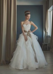 Napakaganda ng damit ng kasal ni Natasha Bovykina