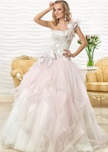 Pink dress sa kasal mula kay Oksana Mucha